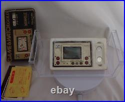 In hand nintendo game and watch manhole mh-06